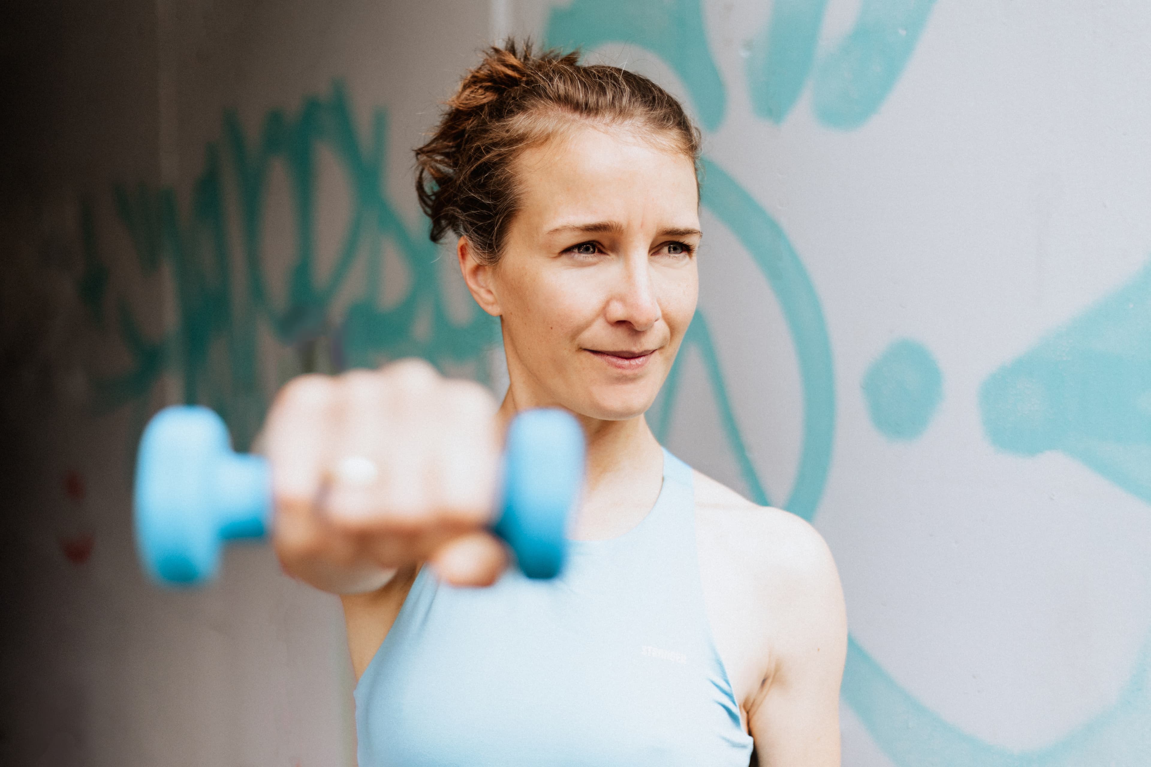 Christina Richter — Diplom-Präventionstrainerin bei FreisingBewegt mit Hantel beim Training